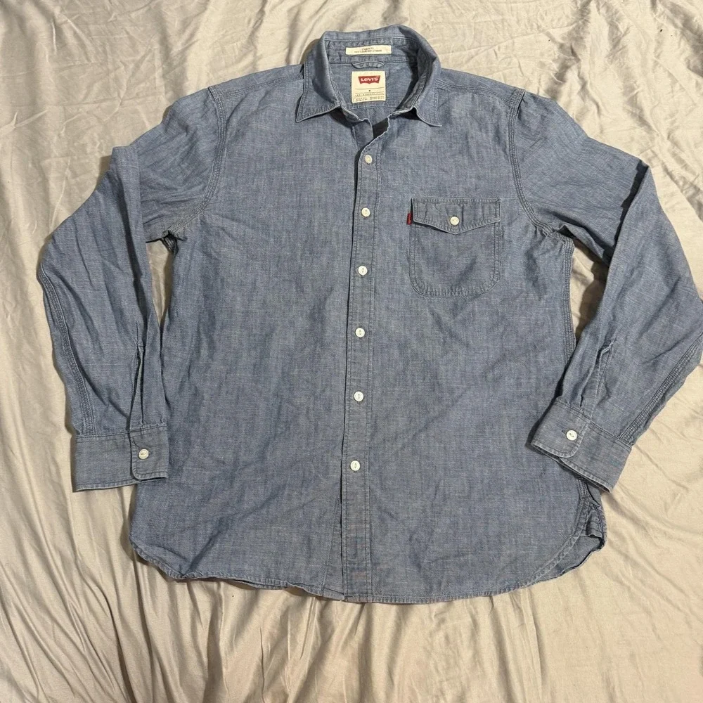 Levis Button Up Shirt Mens Medium Blue Chambray Long Sleeve Standard Fit Casual